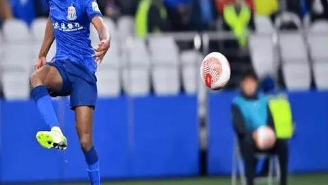 荷兰队创50场与25场佳绩，德利赫特和西蒙斯获赠纪念奖